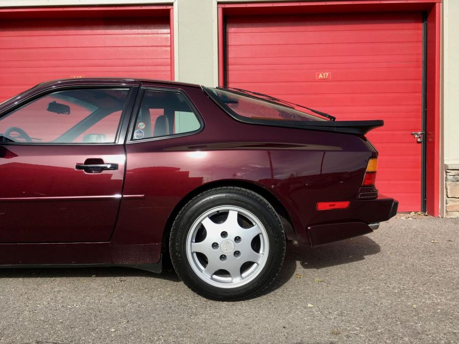 Детали экстерьера Porsche 944 S2 Red Pearl 1990 года  (фото 23 из 86)